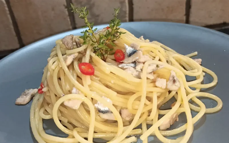 Spaghetti aglio e olio con alici