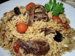 riso con acciughe pomodorini e mollica tostata