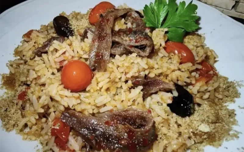 riso con acciughe pomodorini e mollica tostata