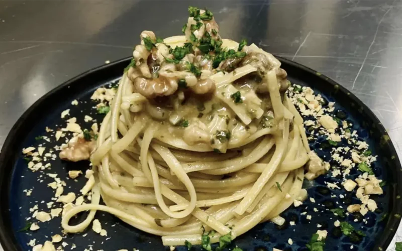 spaghetti aglio olio noci e alici