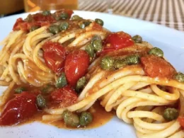 spaghetti pomodorini alici e capperi