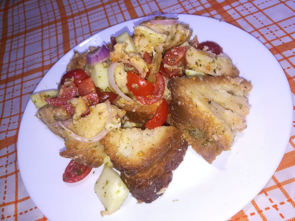 Cialledda pugliese chiamata anche colazione del mietitore con pane raffermo pugliamia. 2
