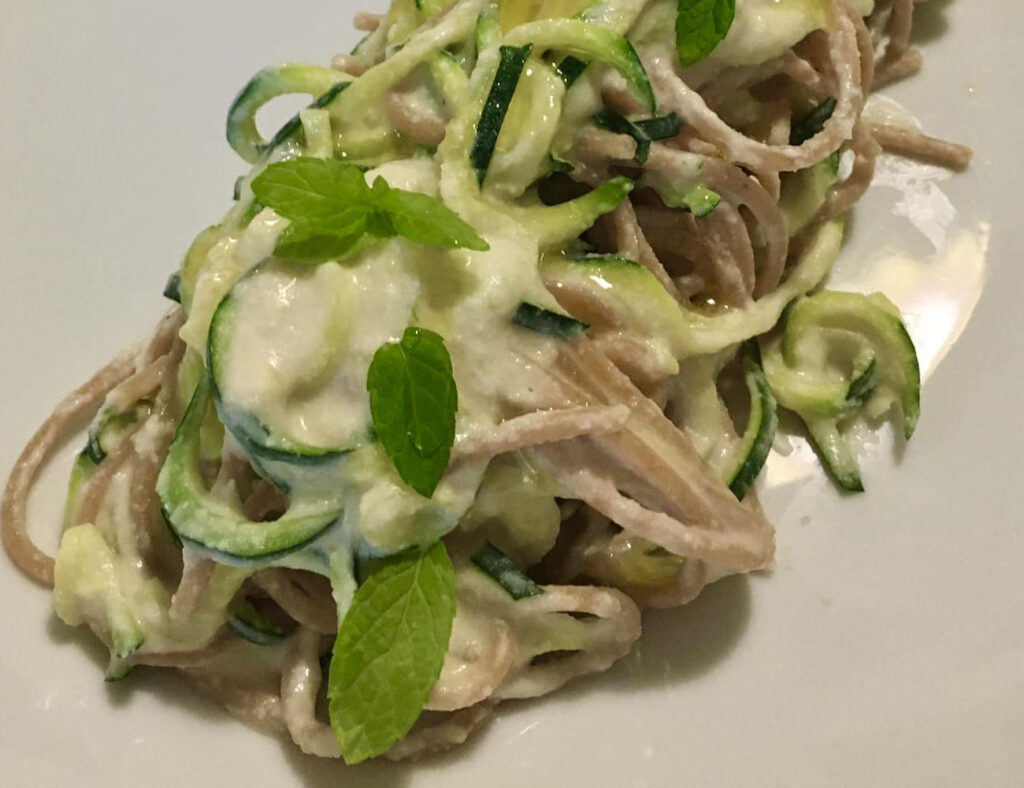 Spaghetti di zucchine e di grano integrale con crema di fagioli cannellini al limone.