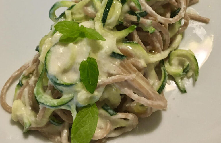 Spaghetti di zucchine e di grano integrale con crema di fagioli cannellini al limone.