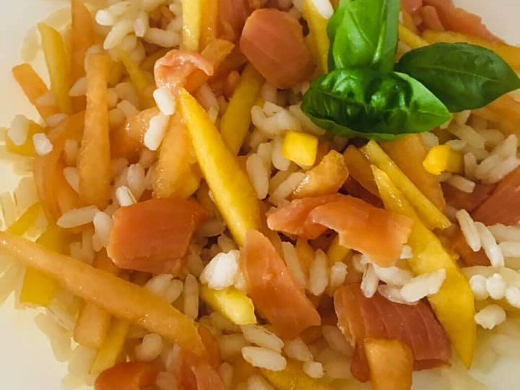 insalata di riso con pesche