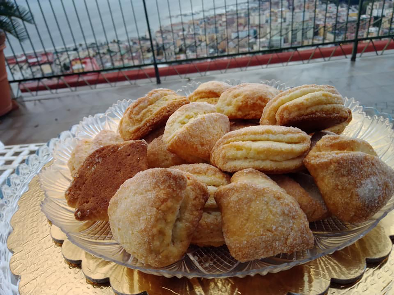 Le piume di gallo o Petuchki, delicati e buonissimi biscottini russi che si fanno con la ricotta o con la philadelphia