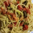 Spaghetti al pesto di origano, olive, capperi e fiori di zucca
