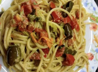 Spaghetti al pesto di origano, olive, capperi e fiori di zucca