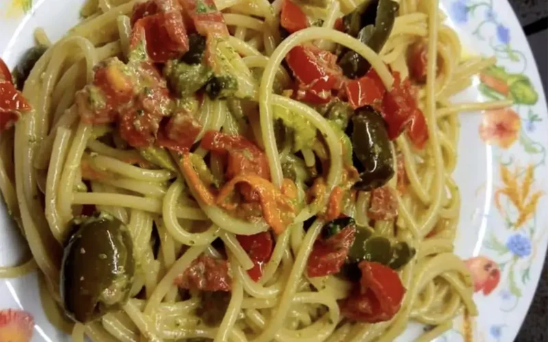 Spaghetti al pesto di origano, olive, capperi e fiori di zucca