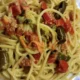 Spaghetti al pesto di origano, olive, capperi e fiori di zucca
