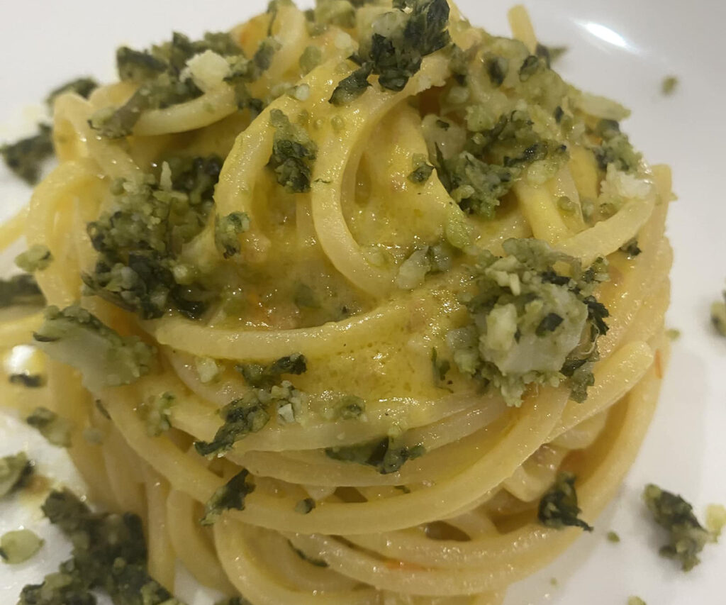 Spaghettone quadrato con crema di pomodorini gialli e burrata e parmigiano aromatizzato al basilico