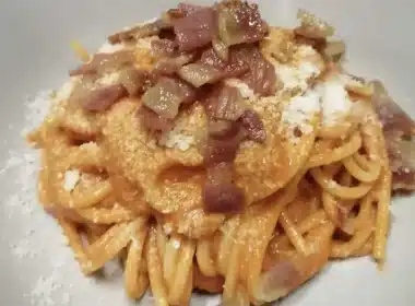 spaghetti tra una carbonara e una matriciana