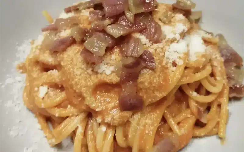 spaghetti tra una carbonara e una matriciana