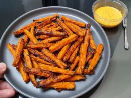 Un piatto di carote super croccanti cotte in pochi minuti e fresche ideali per aperitivi