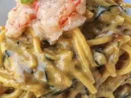 Pasta con zucchine, frutti di mare e gamberi