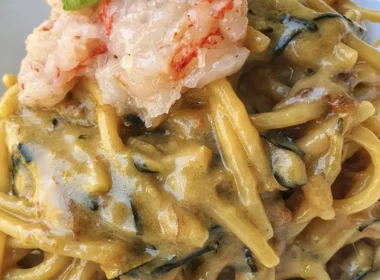 Pasta con zucchine, frutti di mare e gamberi