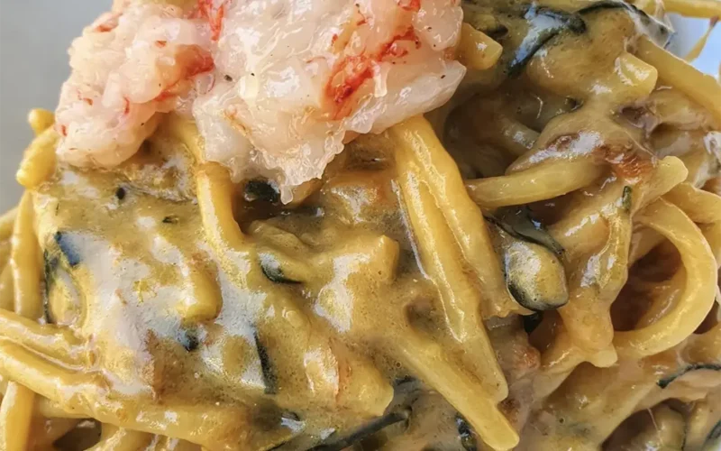 Pasta con zucchine, frutti di mare e gamberi