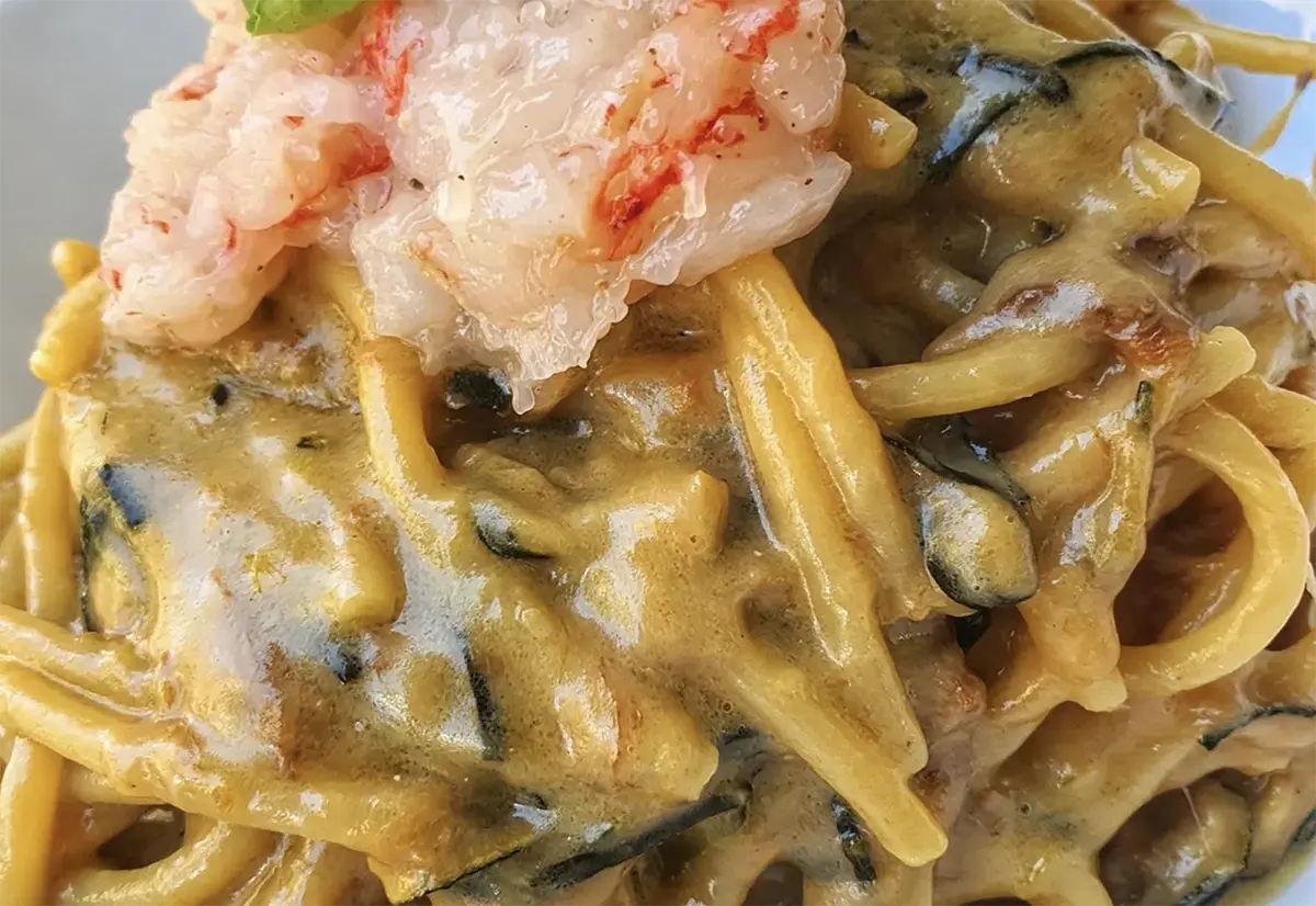 Pasta con zucchine, frutti di mare e gamberi