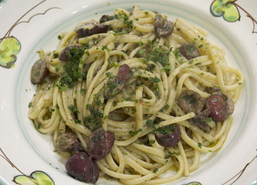 spaghetti prezzemelo e olive