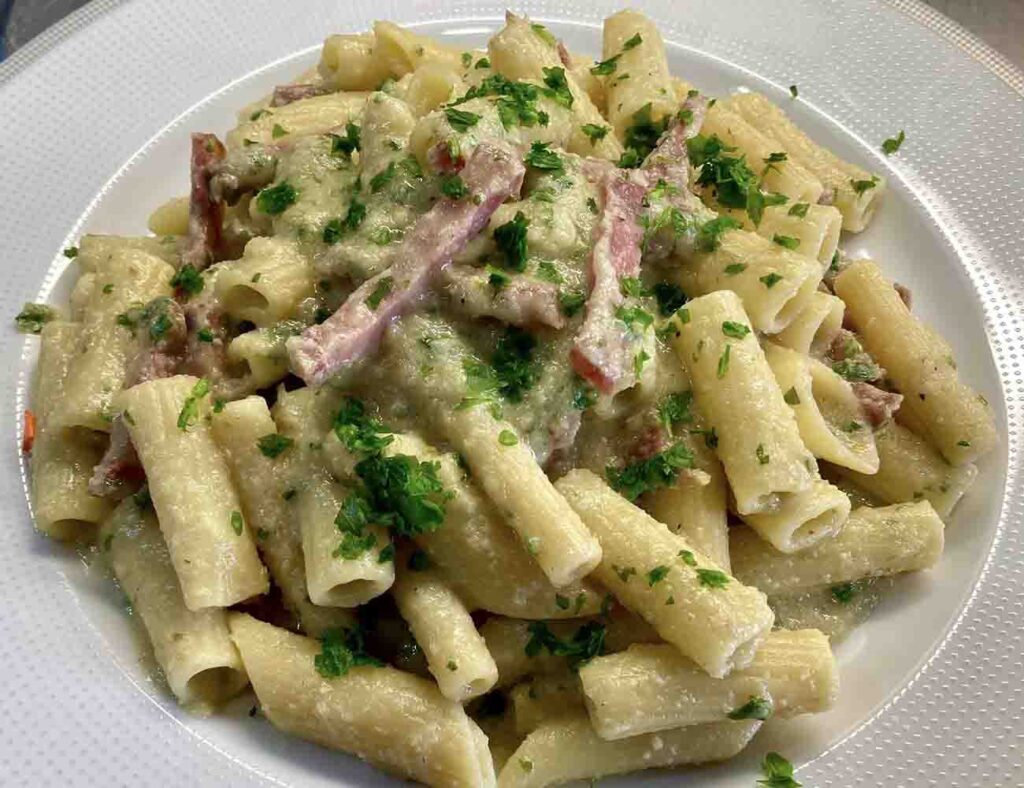 Pasta con crema di carciofi e salame Napoli.
