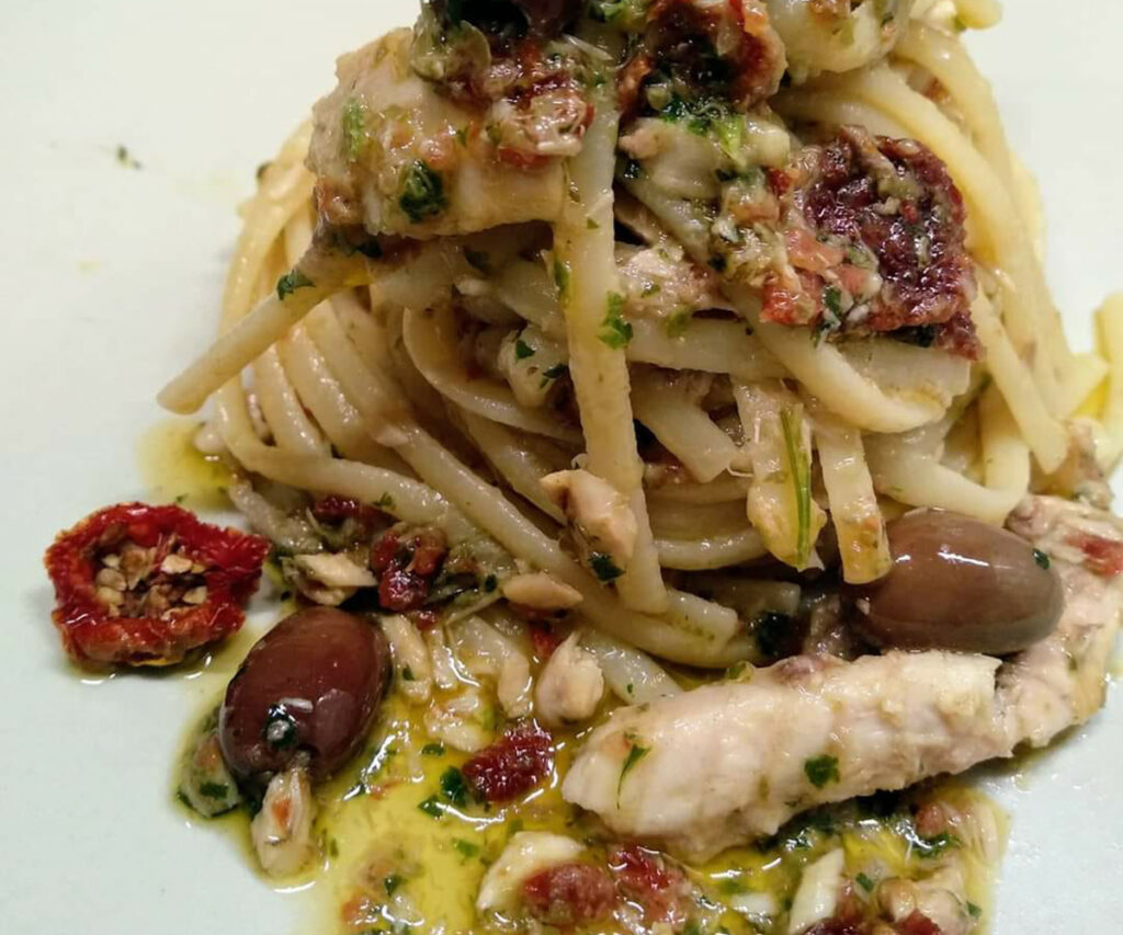 pasta con sgombro olive e pomodori