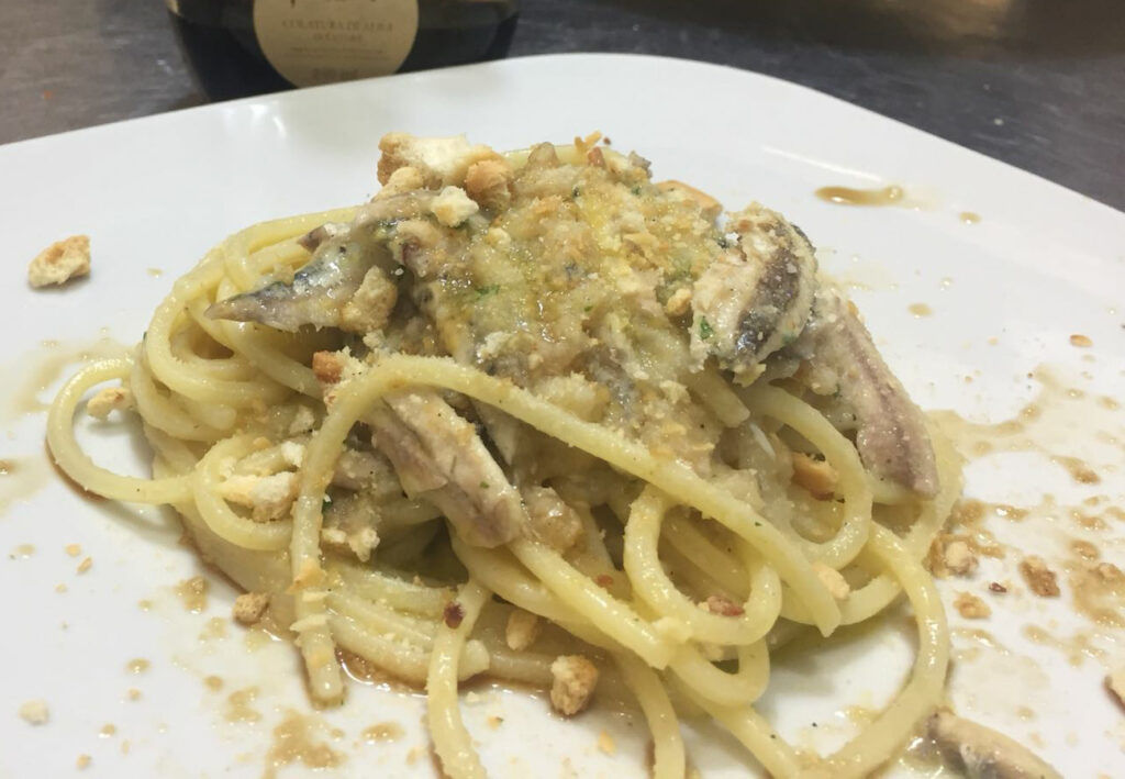 spaghetti al pesto alla cetarese