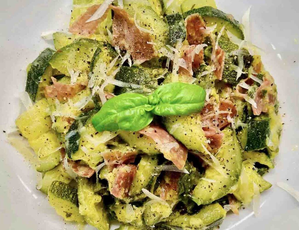 zucchine pancetta e scaglie di parmigiano