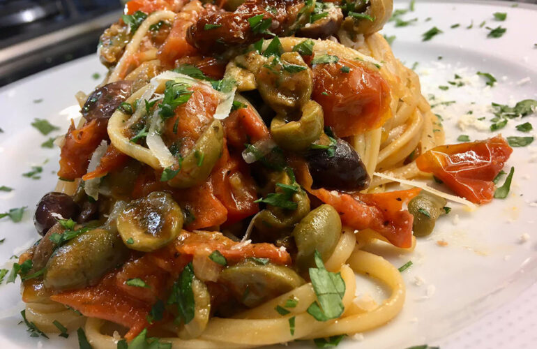 Linguine alla pugliese con acciughe, olive e pomodori secchi.