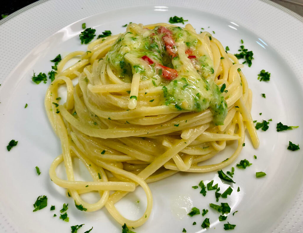aglio olio e peperoncino con aglio arrostito