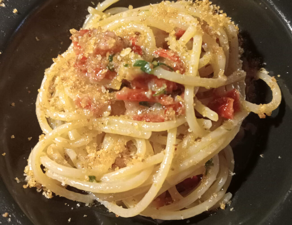 spaghetti burro alici pomodorini secchi