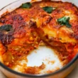 Parmigiana di patate rossa fatta in casa con mozzarella, pomodoro e parmigiano, cotta al forno.