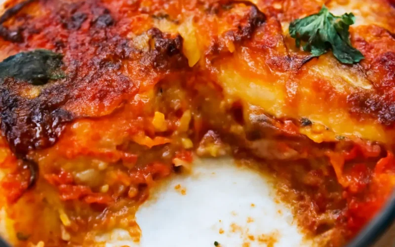 Parmigiana di patate rossa fatta in casa con mozzarella, pomodoro e parmigiano, cotta al forno.