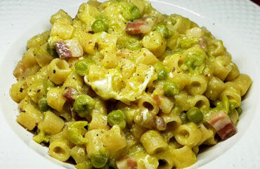 pasta e piselli con l'uovo