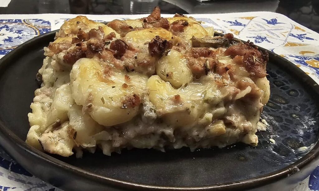gnocchi con salsiccia, funghi e provola affumicata di bufala.