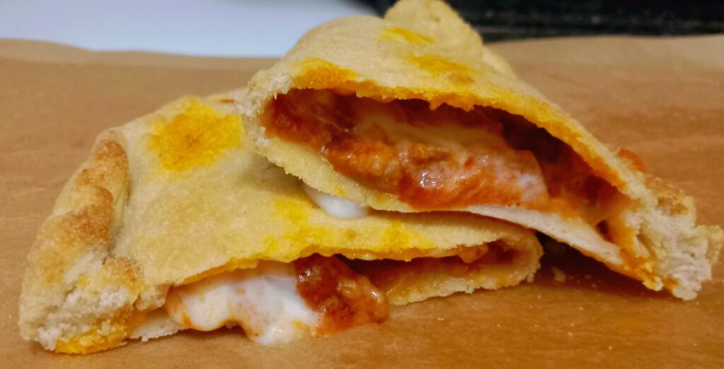 Calzoni Veloci con ripieno di ragù, besciamella e formaggio grana grattuggiato