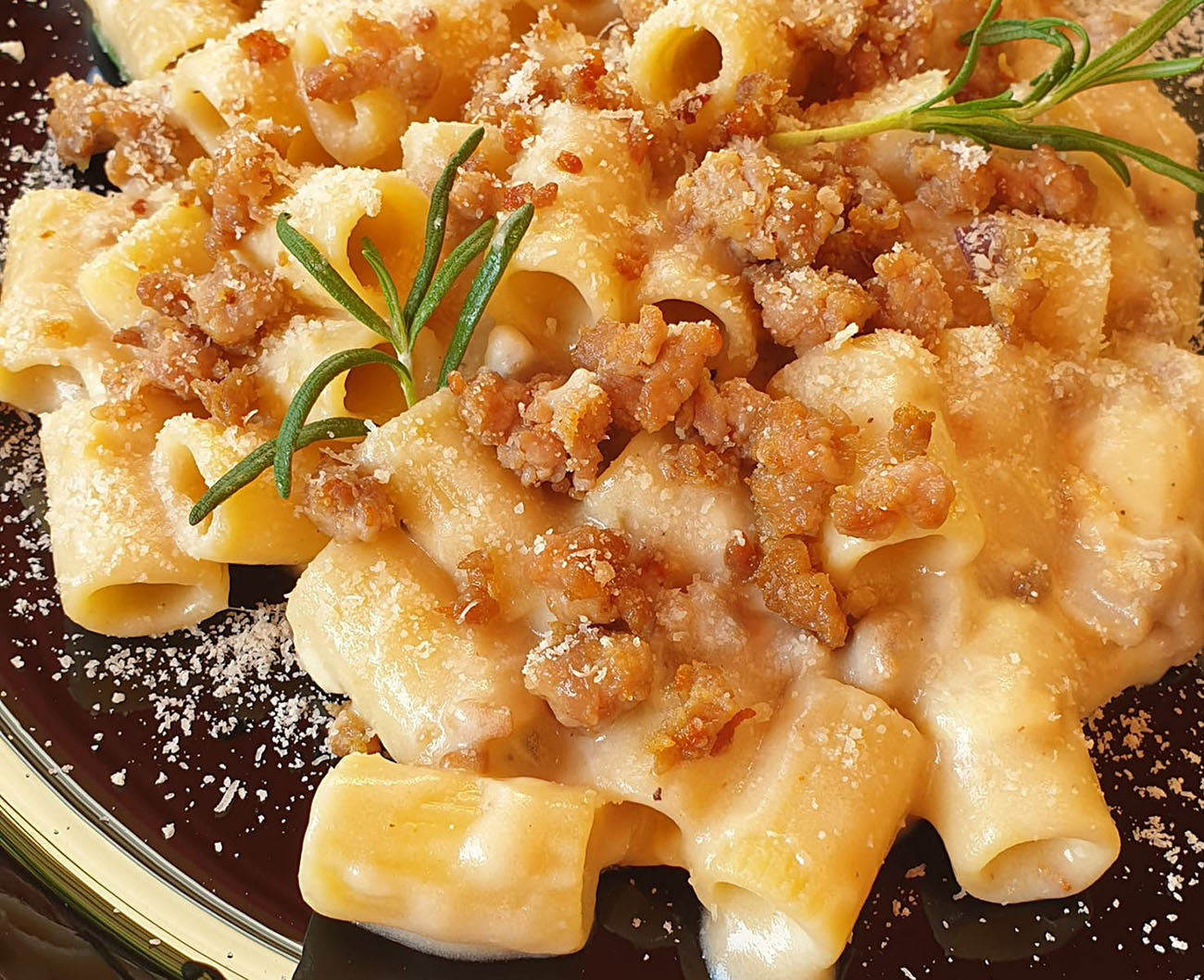 Mezze maniche con crema di patate e salsiccia croccante, cremose e saporite