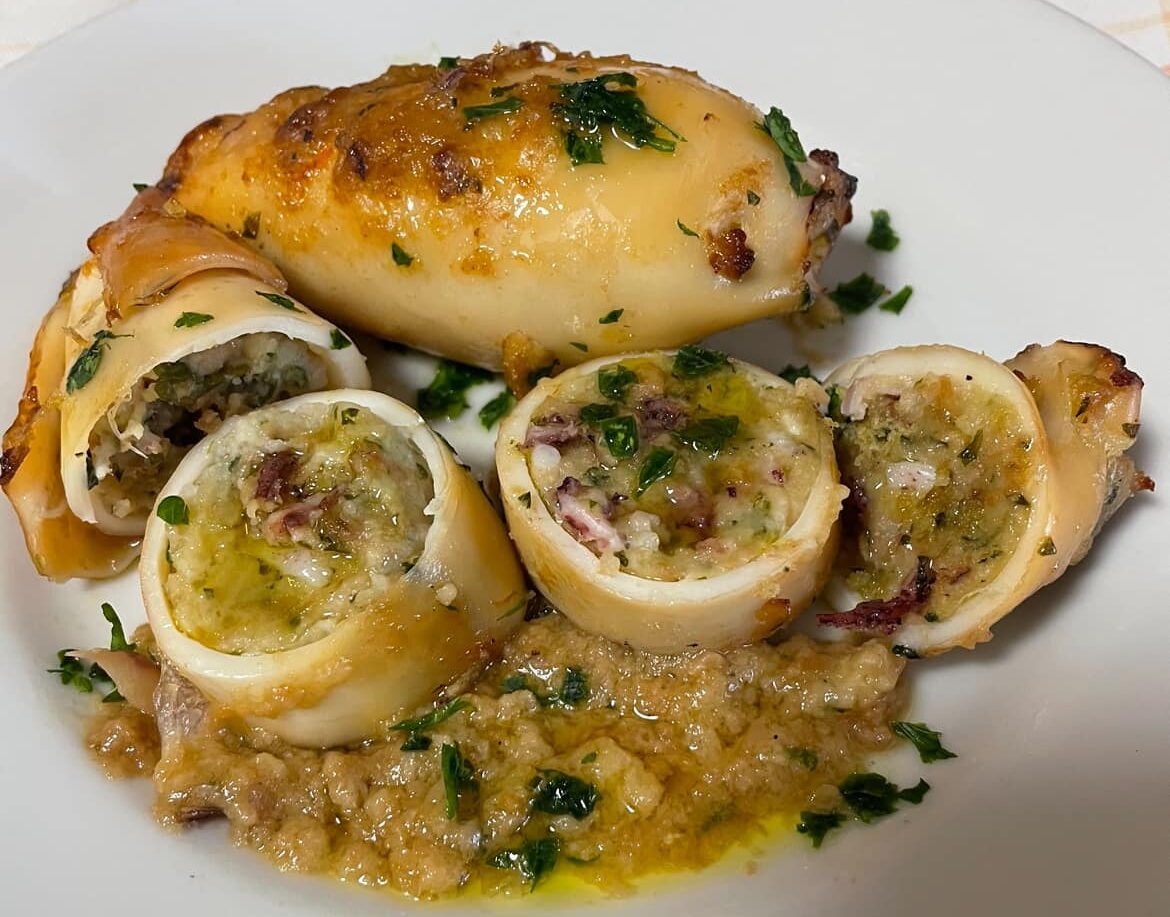 Calamari ripieni in friggirtrice ad aria, la scarpetta è d’obbligo. Il secondo di pesce più buono che c’è