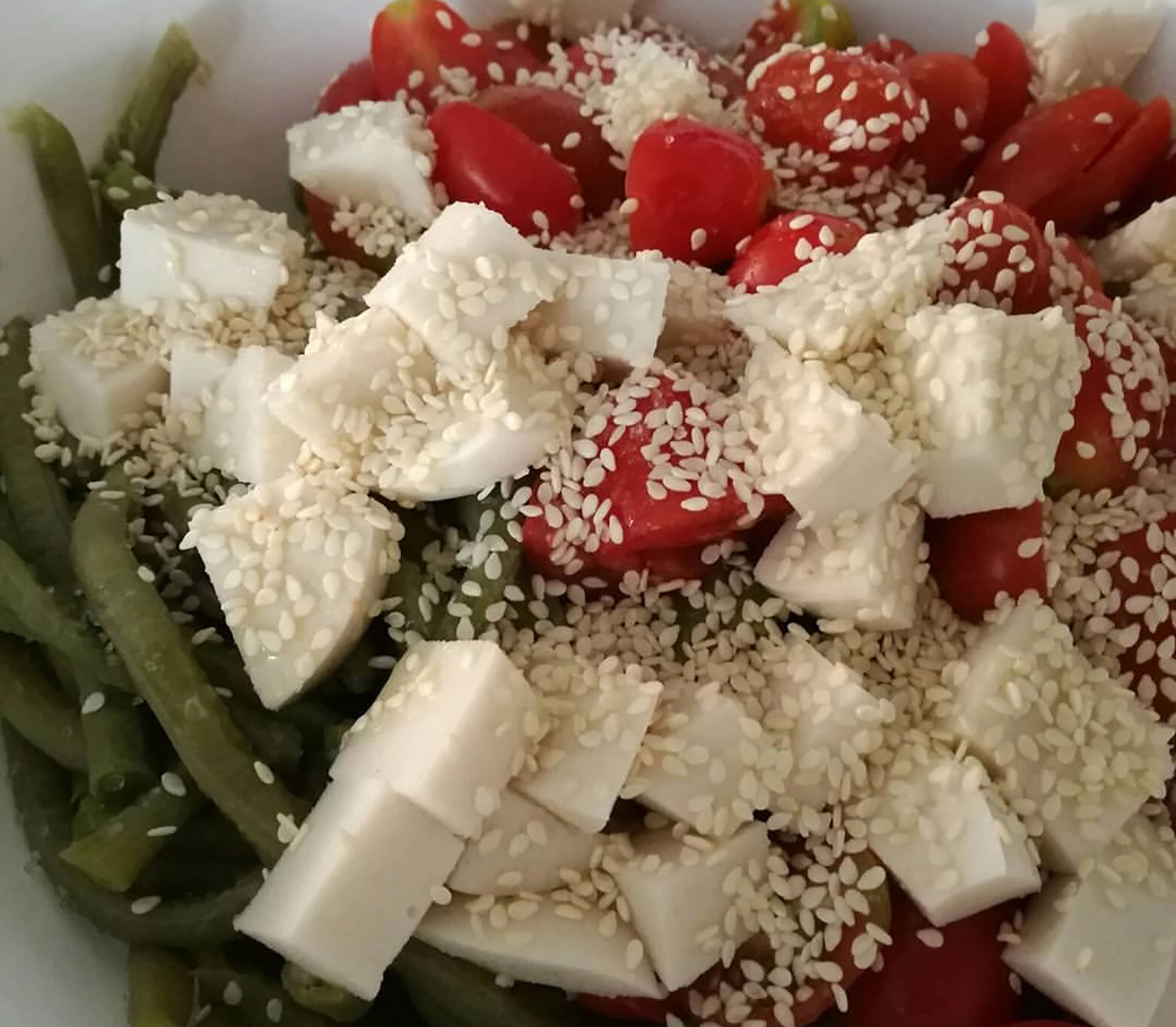 Insalata di mozzarella, vegana e leggera: non avete idea di quanto sia buona e senza grassi