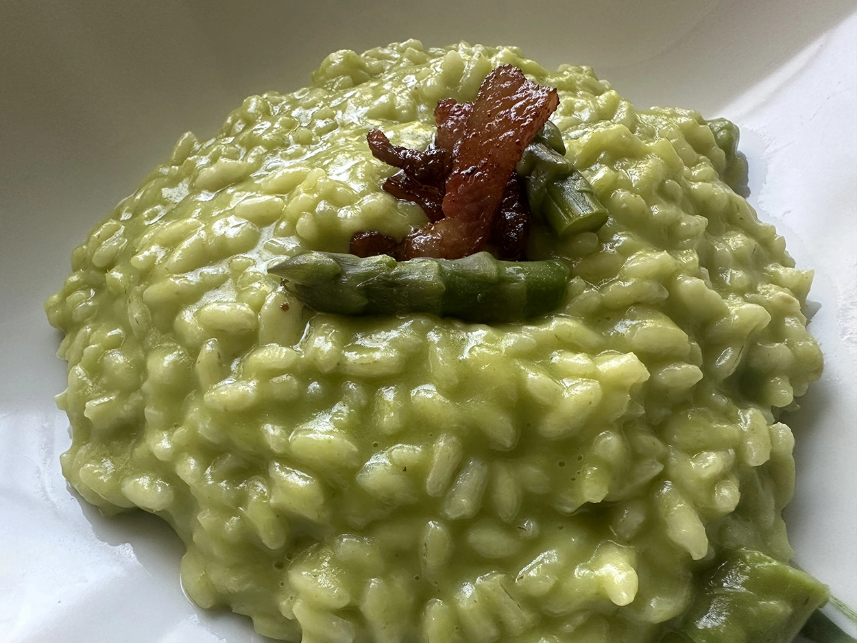 Risotto crema di asparagi e guanciale, si fa prima a farlo che a dirlo: delicatissimo