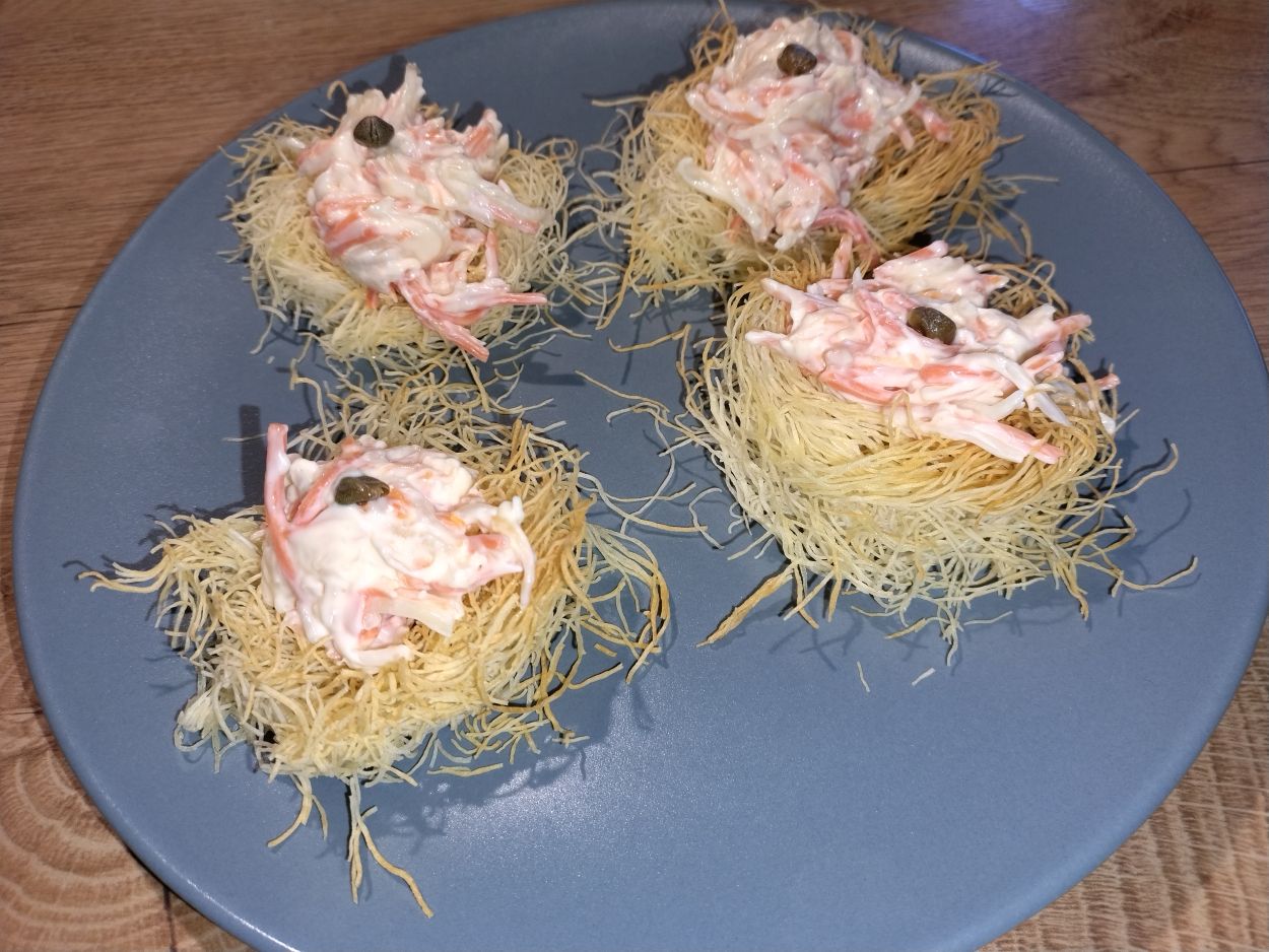 Nidi di pasta kataifi con insalatina capricciosa