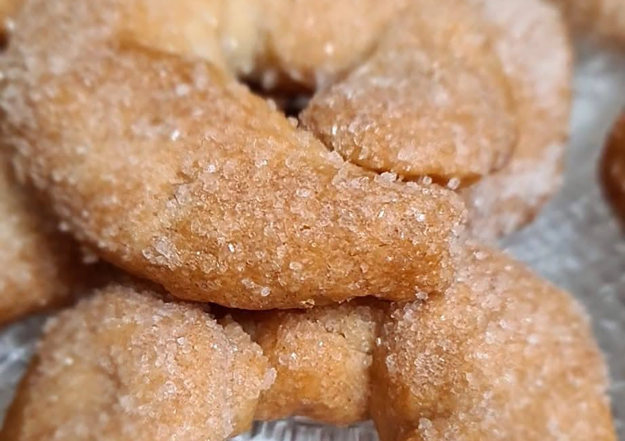 Ciambelline al limoncello in friggitrice ad aria, con 4 ingredienti e pochi minuti prepari un dolce che sa d’estate