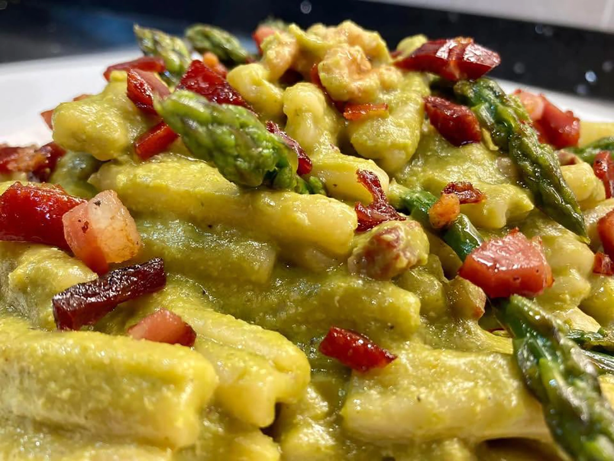 Caserecce asparagi e guanciale croccante, il trucco per farli cremosi e senza panna