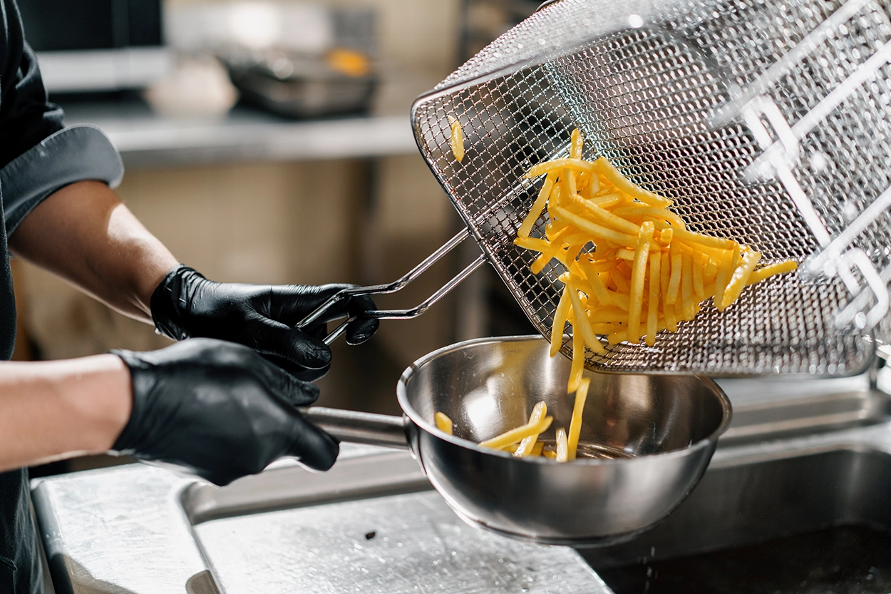 Olio per friggere, quante volte usarlo a casa: occhio se presenta questi segni