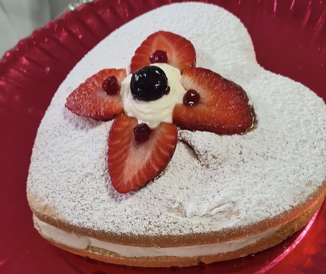 Torta alle fragole in friggitrice ad aria, il trucco per avere un pan di Spagna morbido e non secco
