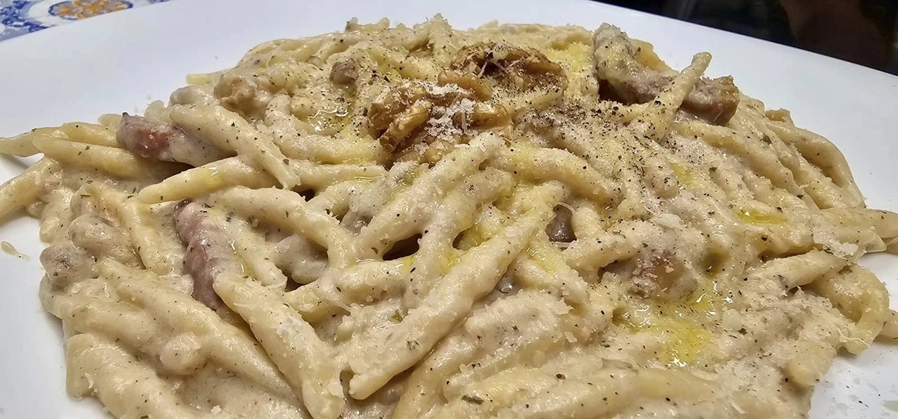 Trofie speck noci e fonduta di parmigiano