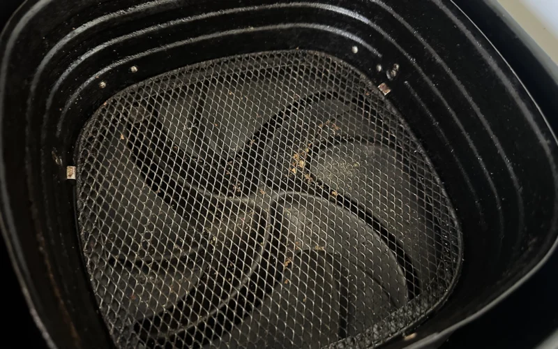 Come pulire la friggitrice ad aria dallo sporco incrostato