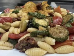 pasta estiva fredda con zucchine pomodori e ceci
