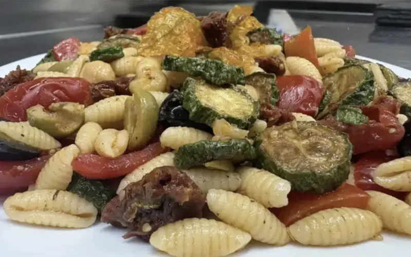 pasta estiva fredda con zucchine pomodori e ceci