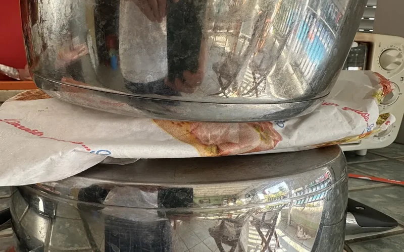 scongelare per conduzione termica un alimento tra due pentole