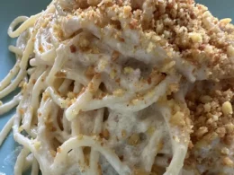 spaghetti tonno e pangrattato croccante
